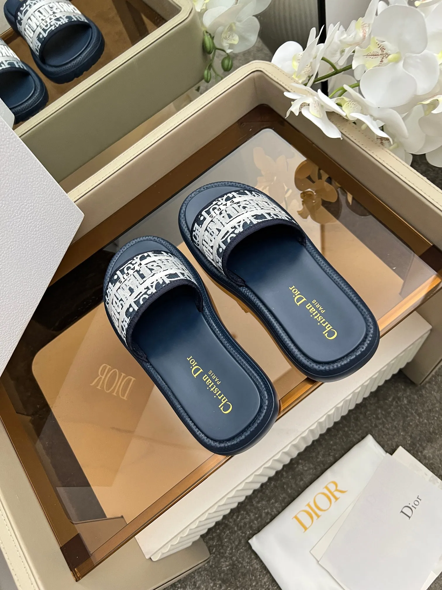 👟👟Ex-factory price 420👟👟 Dior high version slippers, 👏👏2025 new classic model 🔥Purchasing level qualityHigh-end thick-soled slippers in foreign countersHigh version with rust style💋———————————— Upper➕Inner: Original customized special electric embroidery material, Sole: Original mold 1.1 (lightweight) Bottom thickness: heel 5cm, forefoot 3cm, size 35-40 (with full set of packaging, cloth bag handbag, card instructions). You are welcome to place an order in advance, first come first served. Win-win cooperation.